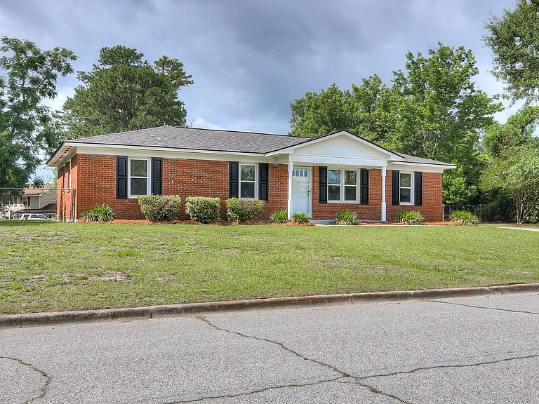 373 Westmont Dr — Photo 3