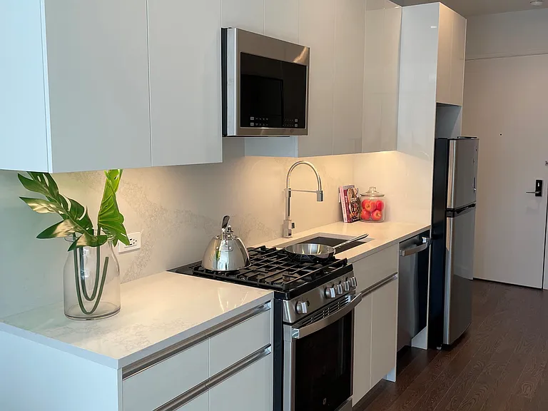 102 Charlton St #18D — Photo 4