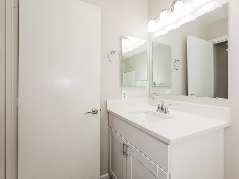1074 E Silversmith Trl — Photo 15