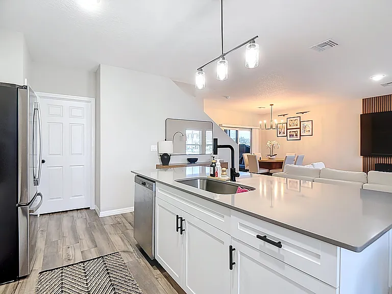 1504 Hummingbird Rd — Photo 2