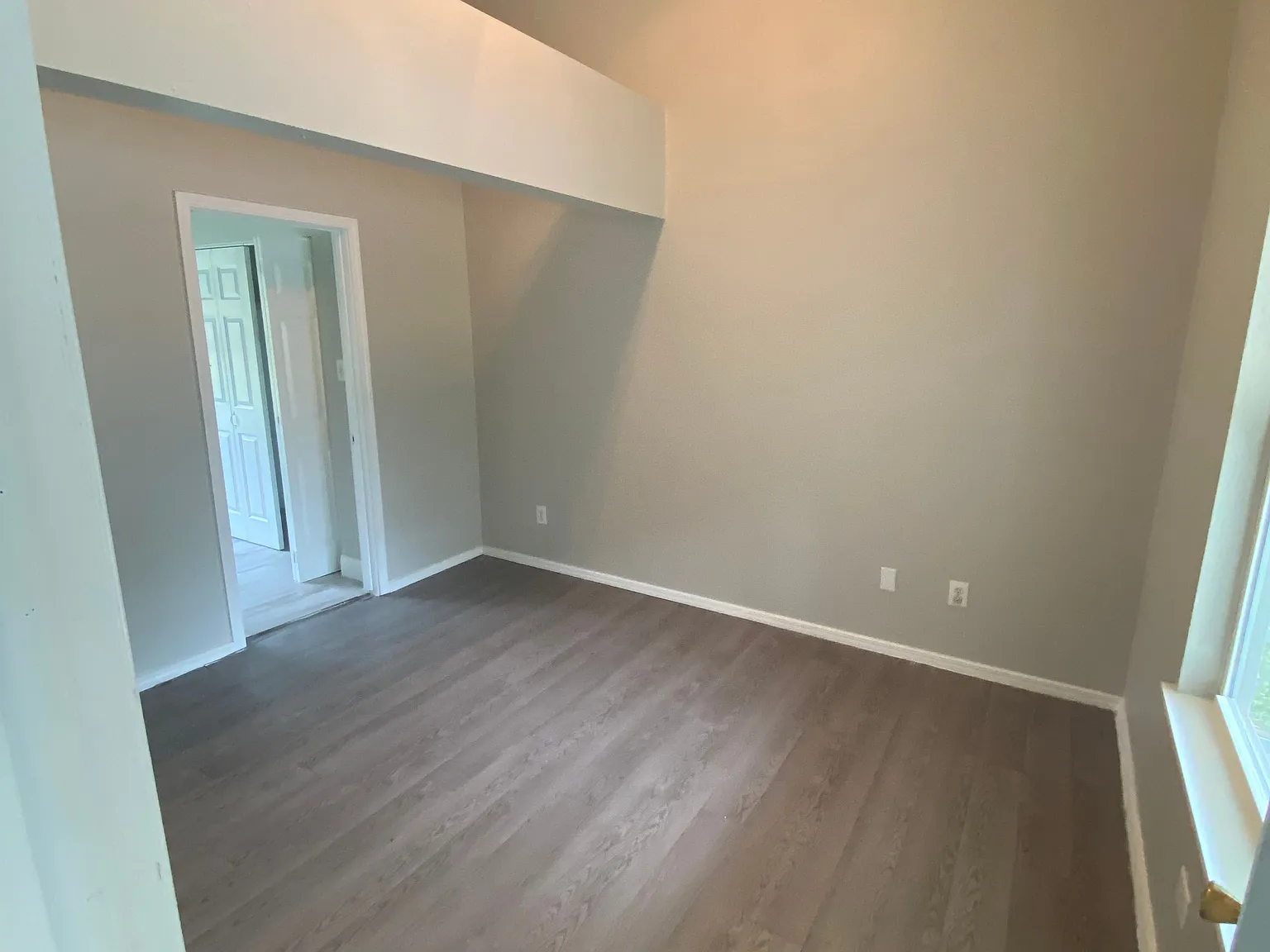 525 Thompson St — Photo 4