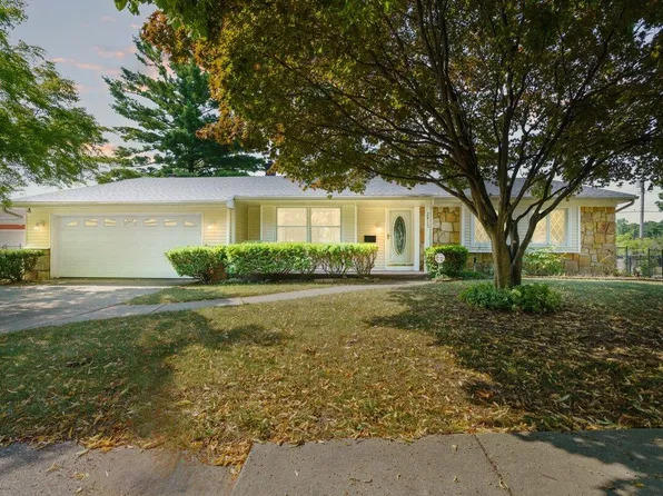 2415 Woodview Dr, Lansing, MI 48911