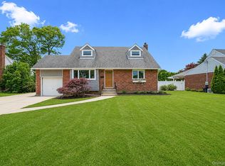 192 W 18th St, Deer Park, NY 11729