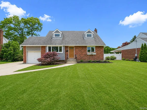 192 W 18th Street, Deer Park, NY 11729