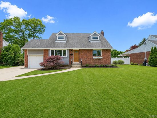 192 W 18th Street, Deer Park, NY 11729