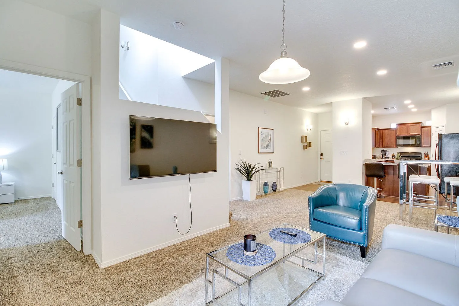4 bed, 2.0 bath, 1539 sqft, $4,120 — Photo 3