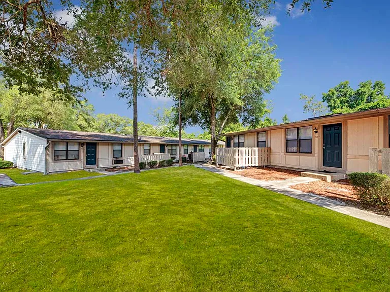 Oak Shade Apartments — Photo 12