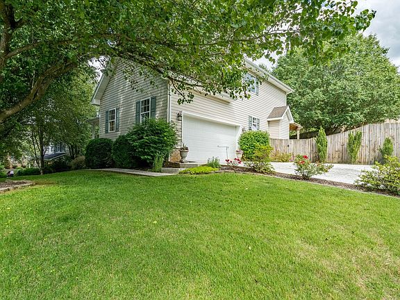3rd image of 400 Glen Oaks Dr