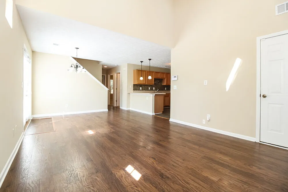3 bed, 2.5 bath, 1365 sqft, $2,060 — Photo 2