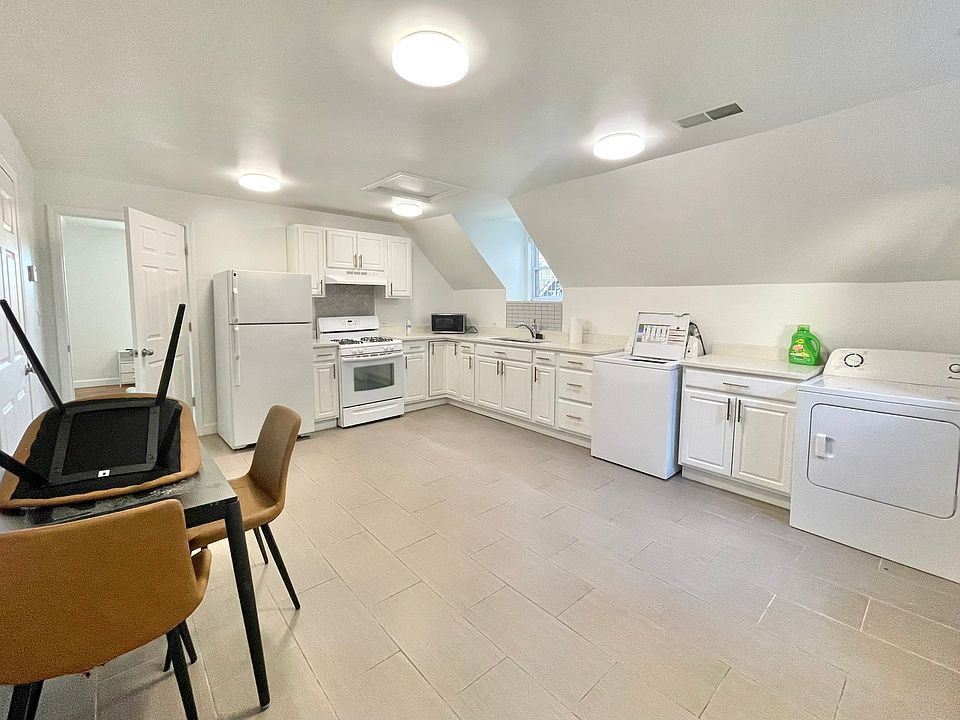 1st image of 1341 N Ashland Ave APT 2R
