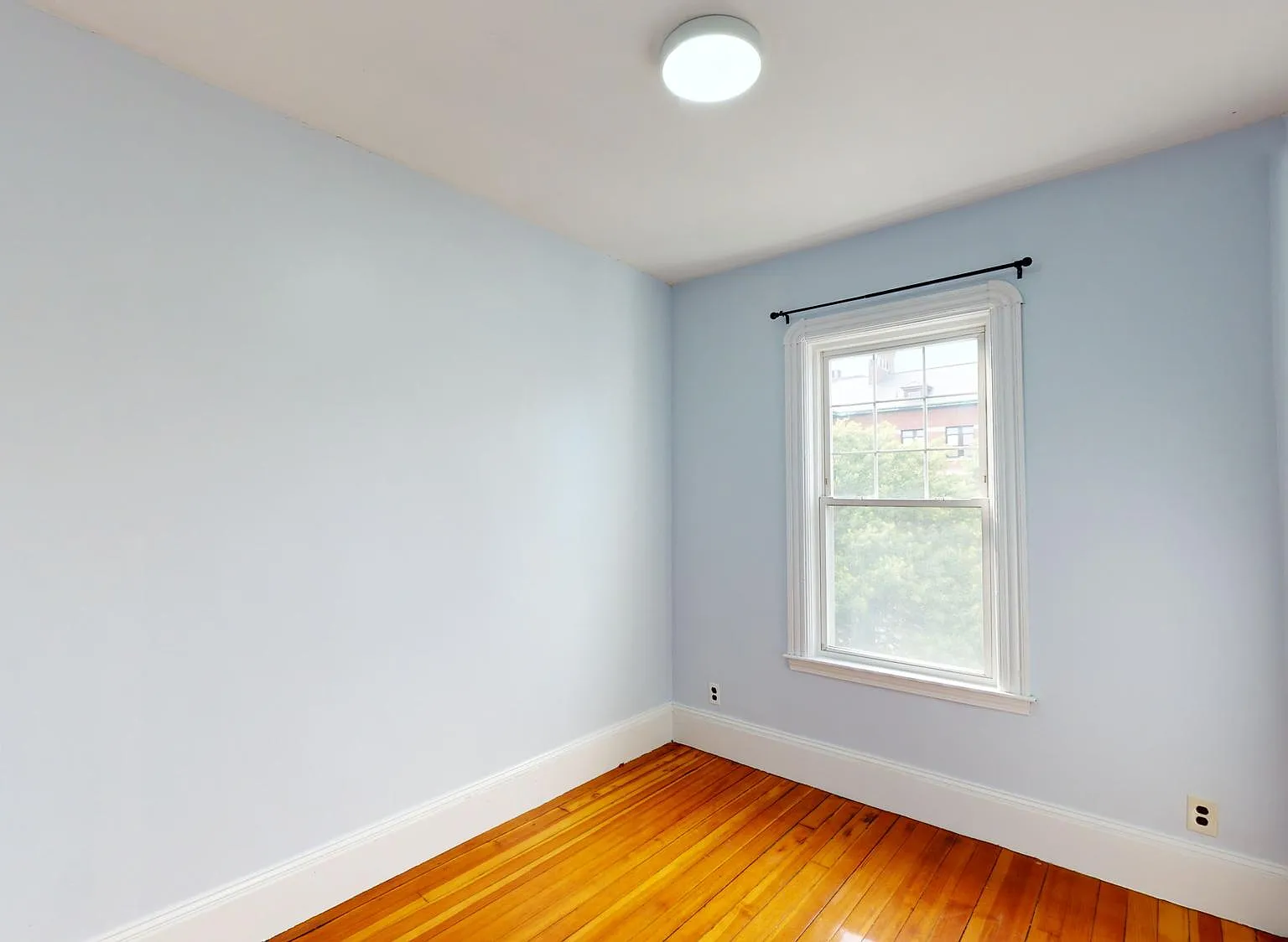 4 bed, 9999 sqft, $2,800 — Photo 1
