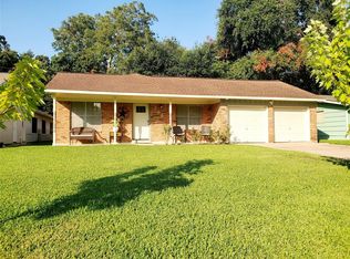 266 N Shanks St, Clute, TX 77531