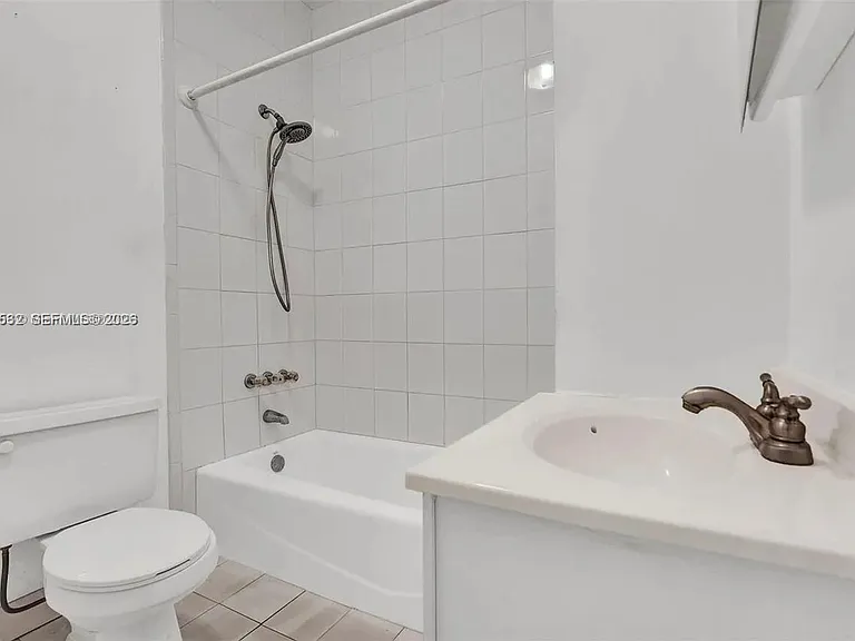 437 Swan Ave — Photo 10