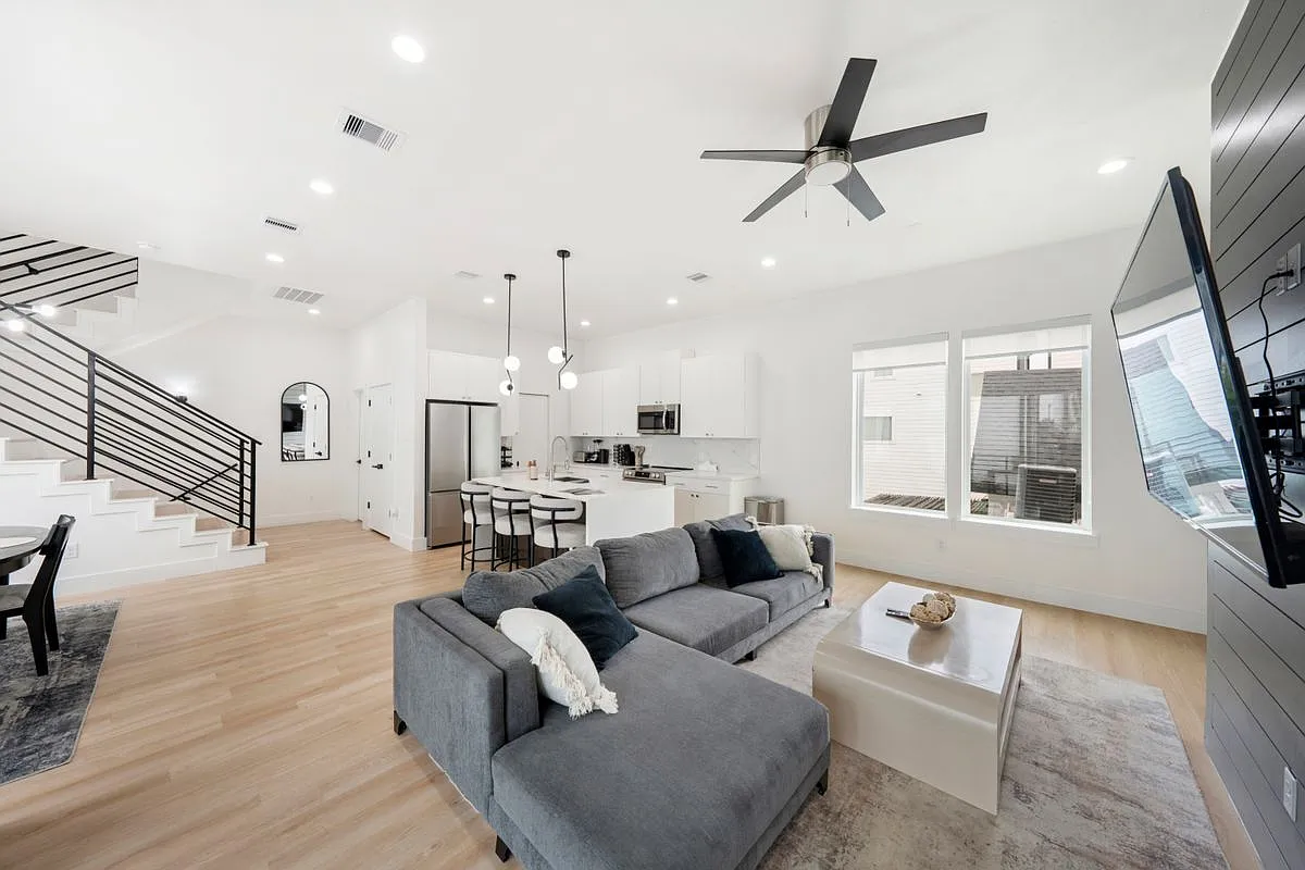 3 bed, 3.5 bath, 2539 sqft, $2,955 — Photo 4