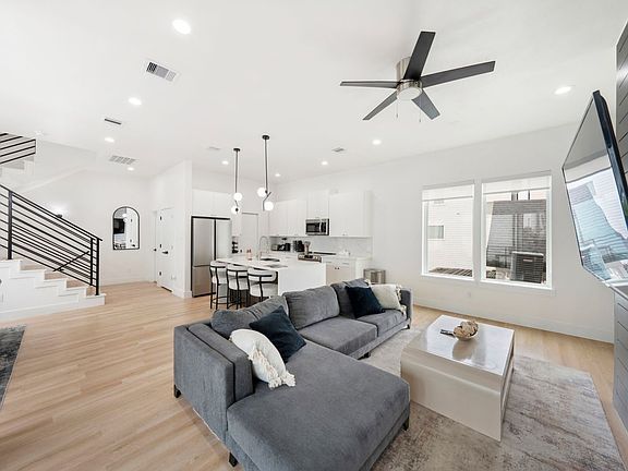 4th image of 3010 Delano St