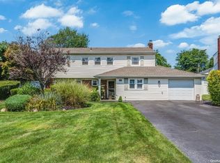 20 Blue Spruce Ln, Commack, NY 11725