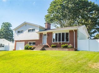 39 Rockcrest Dr, Cranston, RI 02920