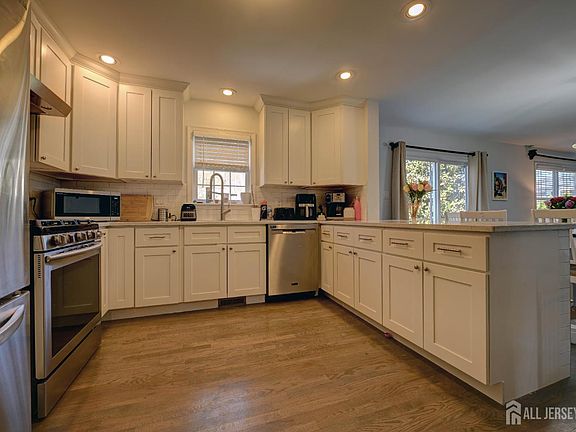 4th image of 31 Ashwood Ave