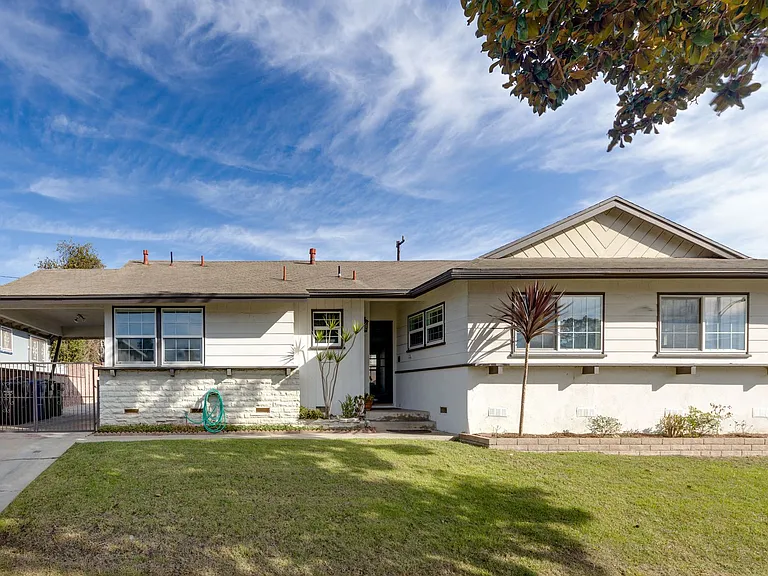 10608 S 8th Ave — Photo 1