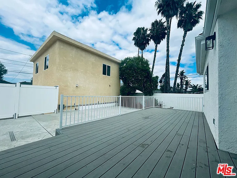 22131 Victory Blvd — Photo 21