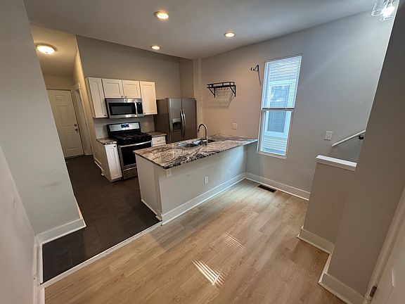 4th image of 1573 E Rich St