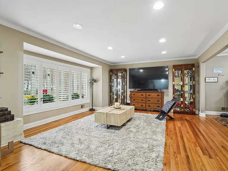 106 N Ashby Ave — Photo 3