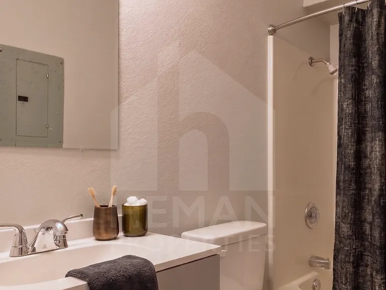 408 W Cale St #4 — Photo 8