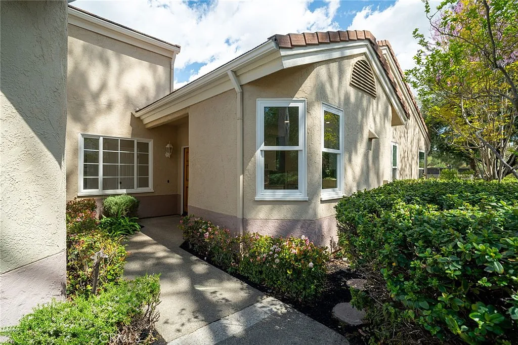2 bed, 2.5 bath, 1685 sqft, $3,500 — Photo 3