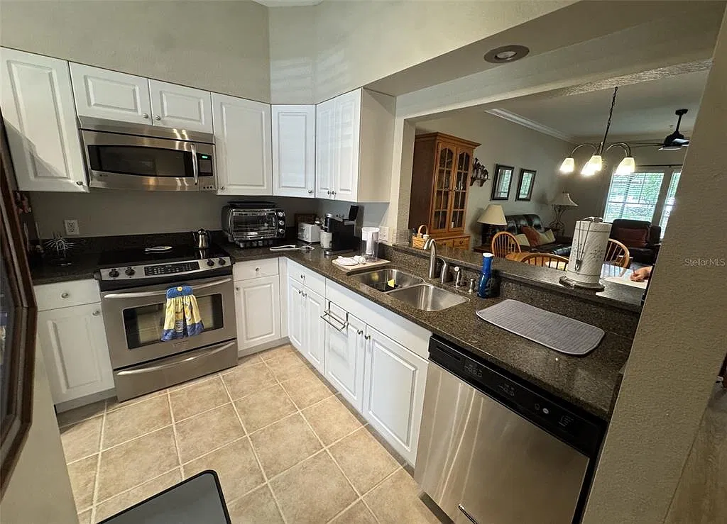 3 bed, 3.0 bath, 1441 sqft, $2,400 — Photo 4