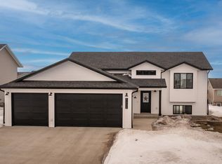 5333 Titanium Dr, Bismarck, ND 58503