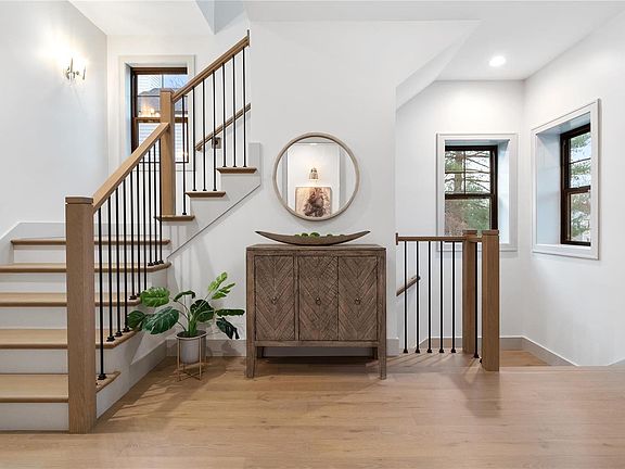 5th image of 338 W Essex Ave