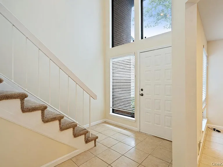 90 Foxwood Dr — Photo 3