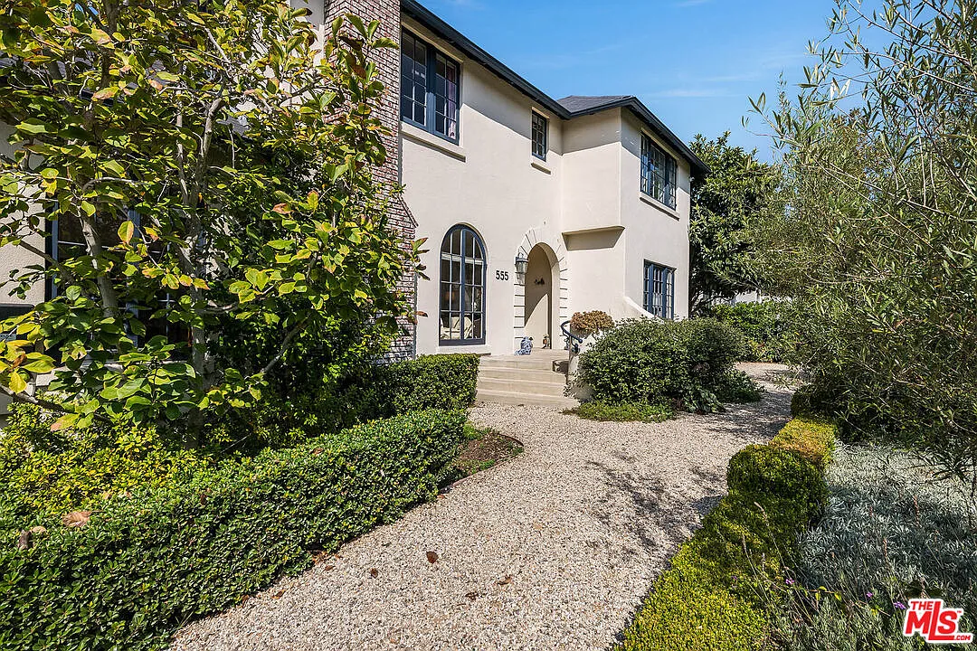 5 bed, 4.5 bath, 3959 sqft, $21,000 — Photo 2