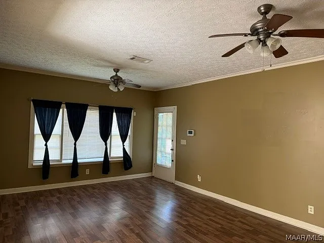 3 bed, 2.0 bath, 1446 sqft, $1,300 — Photo 3