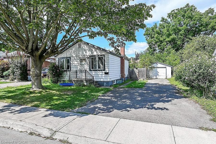 1st image of 576 Rosseau Rd