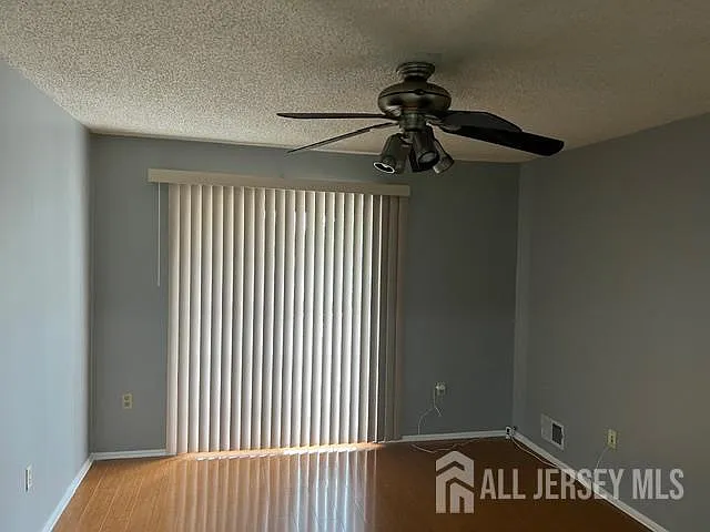 102 Albury Way — Photo 2