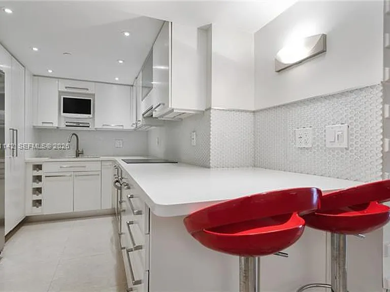 2401 Collins Ave #1110 — Photo 3