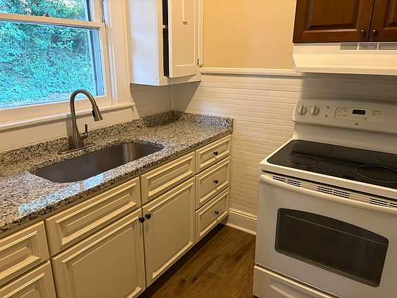 4th image of 605 Acorn St