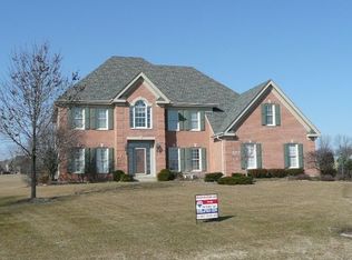 38W613 Clubhouse Dr, St Charles, IL 60175