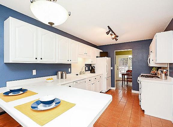 3rd image of 801 Thoreau Dr