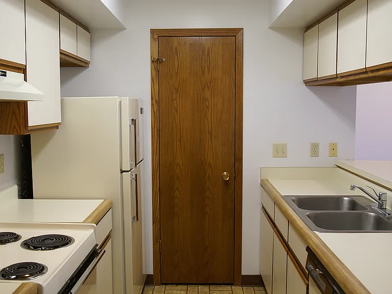 Sundance Apartments — Photo 8