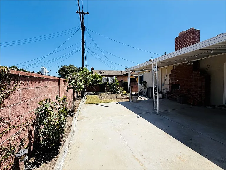 1525 W Houston Ave — Photo 15