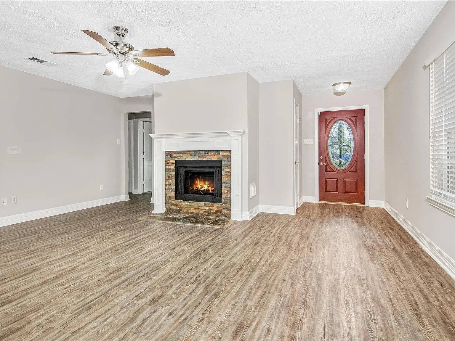 3 bed, 2.0 bath, 1446 sqft, $2,100 — Photo 4