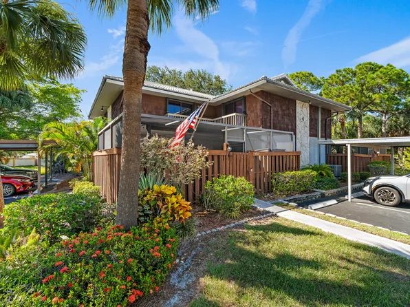 402 SE Castle Court, Port St Lucie, FL 34952