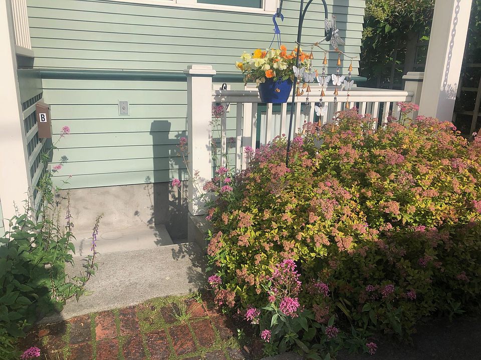 Private entrance with cheerful garden area.