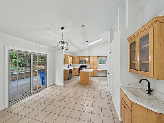 5th image of 11 Ettington Dr