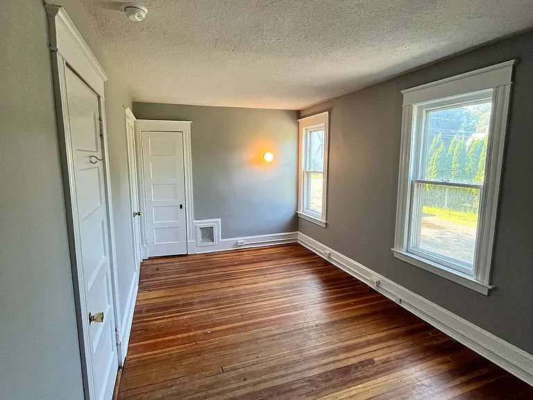 245 Bristol St #1 — Photo 4