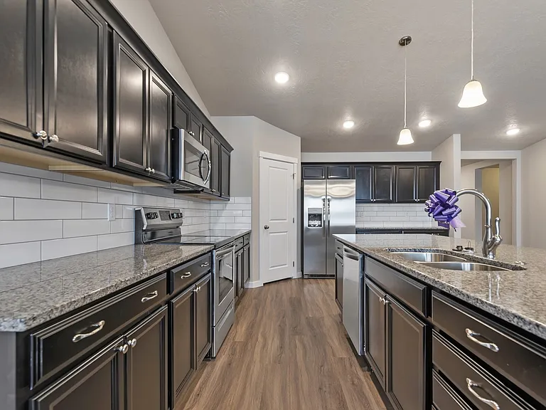 7807 S Dewberry Ave — Photo 3