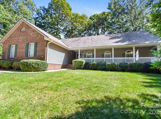 511 Fox Hollow Ln, Mills River, NC 28759