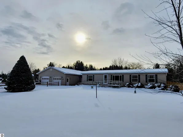 870 Quail Dr SW, Kalkaska, MI 49646